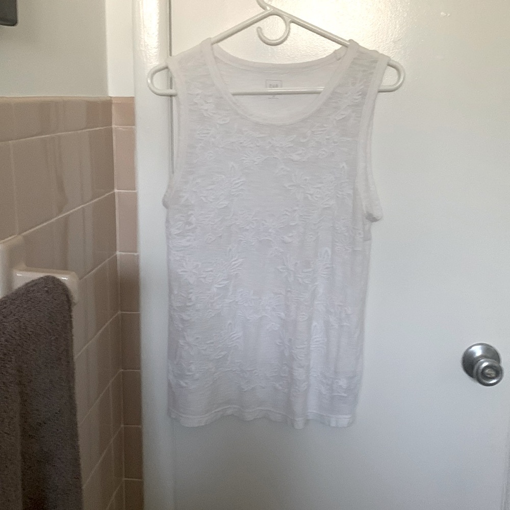 Sleeveless dainty top